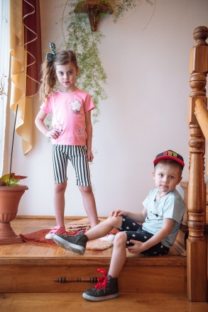 Костюмчики для дівчаток та хлопчиків: штанішки-шорти, футболочка. 
Розмір: 90см. . фото 2