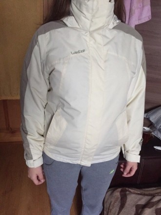 Лыжная женская куртка молочного цвета в отличном состоянии. С глубокими карманам. . фото 2