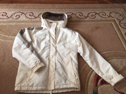 Лыжная женская куртка молочного цвета в отличном состоянии. С глубокими карманам. . фото 3