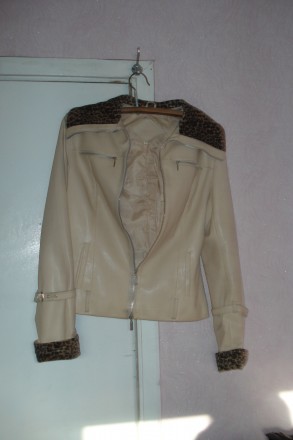 курточка из кожзама в хорошем состоянии бежевая с леопардовой отделкой,размер 44. . фото 3