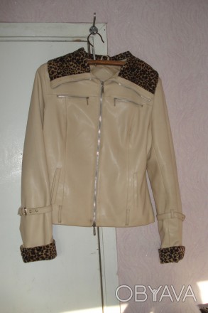 курточка из кожзама в хорошем состоянии бежевая с леопардовой отделкой,размер 44. . фото 1