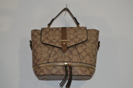 симпатичная сумочка-рюкзак,имеет лёгкую текстуру,и красивый дизайн.2в1. . фото 3