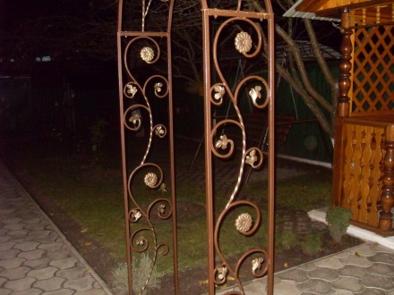 Садовая арка изготовлена из профильной трубы 20х20х2. Кованые элементы с квадрат. . фото 6