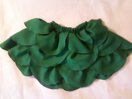 Детская юбка зеленого цвета пошитая из габардина в форме цветка.

Размер: длин. . фото 2