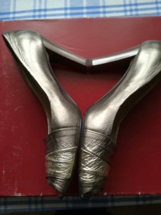 Оригинальные кожаные женские туфли,в отличном состоянии.
Цвет - серебристо- беж. . фото 8