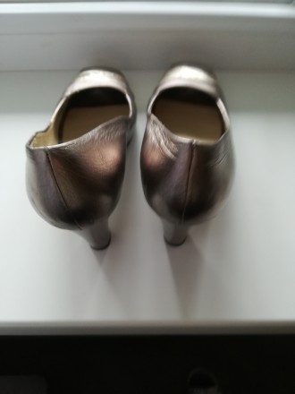 Оригинальные кожаные женские туфли,в отличном состоянии.
Цвет - серебристо- беж. . фото 4