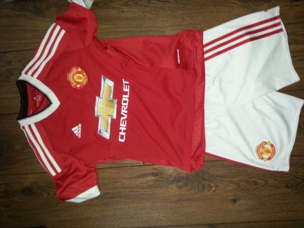 Клубная футбольная форма Manchester United от Adidas ,
как новая , на рост 140-. . фото 2