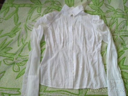 Продам белую лёгкую блузку.  Замеры: длина 54 см, рукава 63 см, ПОГ 40 см. На ме. . фото 2