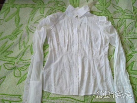 Продам белую лёгкую блузку.  Замеры: длина 54 см, рукава 63 см, ПОГ 40 см. На ме. . фото 1