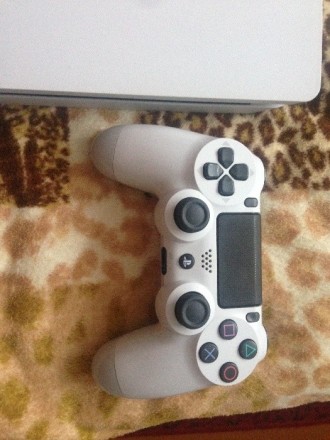 Приставка PS4 slim Белого цвета. в отличном состоянии. Использовалась очень мало. . фото 4