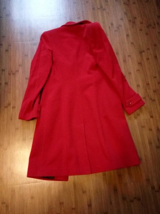 Продается красное и черное пальто. Черное немножко меньше по размеру, но не суще. . фото 6