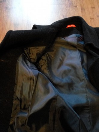 Продается красное и черное пальто. Черное немножко меньше по размеру, но не суще. . фото 9