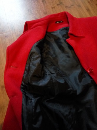 Продается красное и черное пальто. Черное немножко меньше по размеру, но не суще. . фото 3
