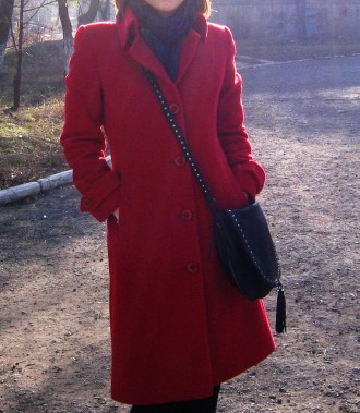 Продается красное и черное пальто. Черное немножко меньше по размеру, но не суще. . фото 4