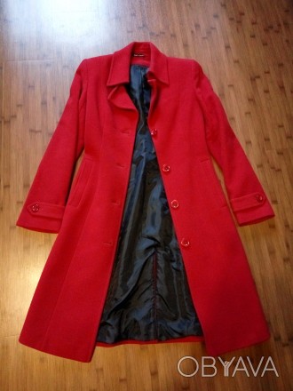 Продается красное и черное пальто. Черное немножко меньше по размеру, но не суще. . фото 1
