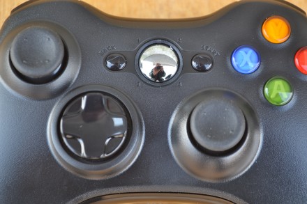 Беспроводной геймпад для Xbox 360

Между кнопками для указательных пальцев, им. . фото 3
