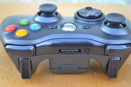 Беспроводной геймпад для Xbox 360

Между кнопками для указательных пальцев, им. . фото 5