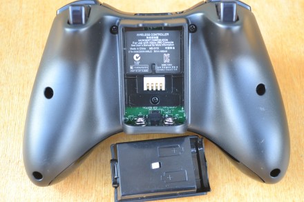 Беспроводной геймпад для Xbox 360

Между кнопками для указательных пальцев, им. . фото 7