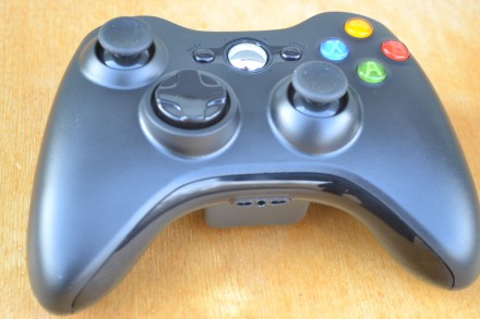 Беспроводной геймпад для Xbox 360

Между кнопками для указательных пальцев, им. . фото 4