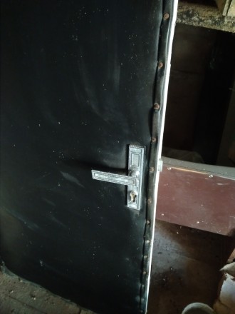 Дверь межкомнатная.
Размер белой узкой 59 см х 1,96м; 2 шт
Дверь входная черна. . фото 2