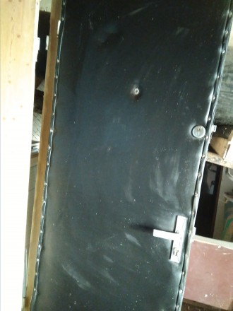 Дверь межкомнатная.
Размер белой узкой 59 см х 1,96м; 2 шт
Дверь входная черна. . фото 3