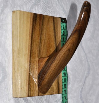 Продам вешалку, (крючок), деревянную, ручной работы, материал- орех, без креплен. . фото 2