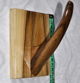 Продам вешалку, (крючок), деревянную, ручной работы, материал- орех, без креплен. . фото 1