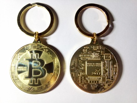 Брелок на ключи в виде монеты BITCOIN.
Прекрасный подарок для тех кто занимаетс. . фото 4
