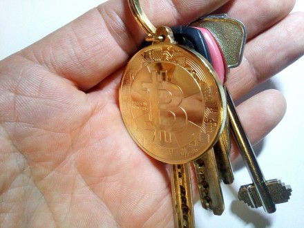 Брелок на ключи в виде монеты BITCOIN.
Прекрасный подарок для тех кто занимаетс. . фото 8