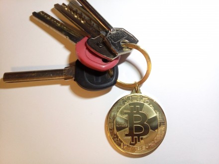 Брелок на ключи в виде монеты BITCOIN.
Прекрасный подарок для тех кто занимаетс. . фото 3