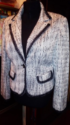 Пиджак св.серый 48р.с пайетками в хорошем состоянии.ПОГ 52,длина 52,плечи 43,рук. . фото 2