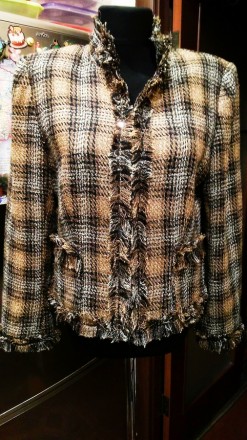 Симпатичный пиджак 48р.в очень хорошем состоянии,бежево-коричневый с люрексом,в . . фото 2