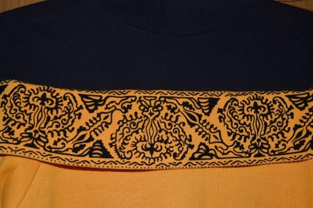 Шикарный ярко-жёлтый КОСТЮМ-ДВОЙКА с прорезиненным восточным орнаментом . Ткань . . фото 3