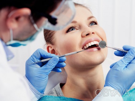 Врач интерн проводит терапевтическое лечение зубов, профессиональную гигиену пол. . фото 1