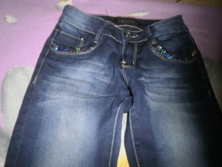 джинсы темно-синего цвета, декорированы карманы спереди и сзади. размер 23. Длин. . фото 3