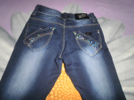 джинсы темно-синего цвета, декорированы карманы спереди и сзади. размер 23. Длин. . фото 4
