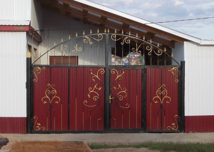 Кованые ворота  хорошо подчеркнут дизайн владельца таких ворот. Каркас 40\25,нап. . фото 3