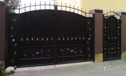 Кованые ворота  хорошо подчеркнут дизайн владельца таких ворот. Каркас 40\25,нап. . фото 1