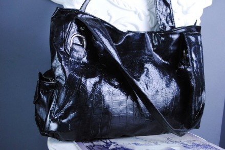 Очень стильная сумка, можно носить как в руке так и на плече
Вместительная и кр. . фото 3
