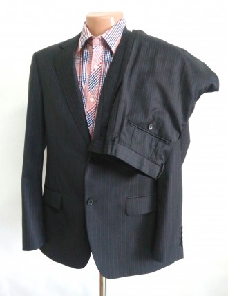 Темно-серый деловой костюм в полоску. Пиджак на 2х пуговицах, 2 распорки, атласн. . фото 2
