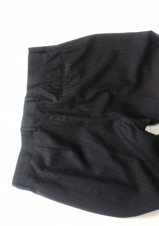Темно-серый деловой костюм в полоску. Пиджак на 2х пуговицах, 2 распорки, атласн. . фото 8