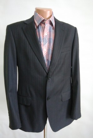 Темно-серый деловой костюм в полоску. Пиджак на 2х пуговицах, 2 распорки, атласн. . фото 4