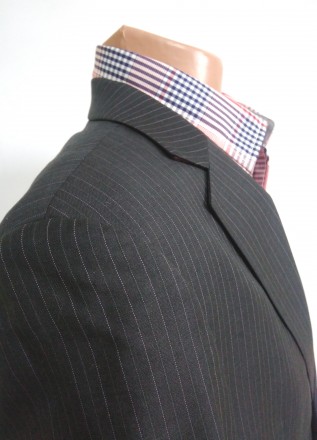 Темно-серый деловой костюм в полоску. Пиджак на 2х пуговицах, 2 распорки, атласн. . фото 6