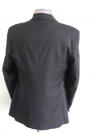 Темно-серый деловой костюм в полоску. Пиджак на 2х пуговицах, 2 распорки, атласн. . фото 5