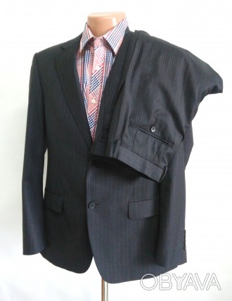 Темно-серый деловой костюм в полоску. Пиджак на 2х пуговицах, 2 распорки, атласн. . фото 1