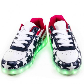 Яркие LED-кроссовки для веселых прогулок

Американский флаг и оригинальное соч. . фото 4