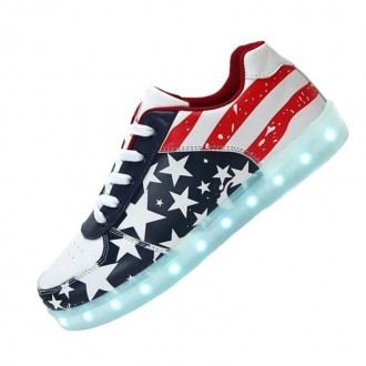 Яркие LED-кроссовки для веселых прогулок

Американский флаг и оригинальное соч. . фото 2