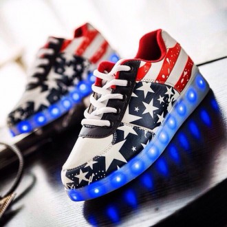 Яркие LED-кроссовки для веселых прогулок

Американский флаг и оригинальное соч. . фото 3