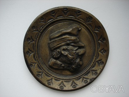 Тарелка с профилем солдата Швейка, сувенир Москва.
Тарелка – деревянная, 400 гр. . фото 1