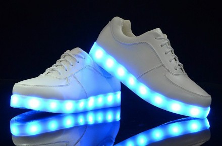 Светящиеся кроссовки Simulation 

LED Sneakers Simulation — обувь достойного к. . фото 3